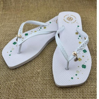 Sandália Chinelo Bico Quadrado Feminino Pingente Amuleto Sorte Trevo Amorêvo Macio Confortável Estilo Dia a Dia