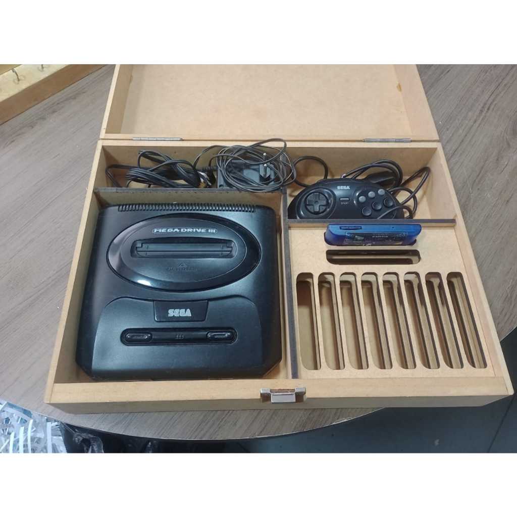 MEGA DRIVE 3 COMPLETO, COM CABOS, CONTROLE, CAIXA DE MDF E EVERDRIVE COM TODOS OS JOGOS
