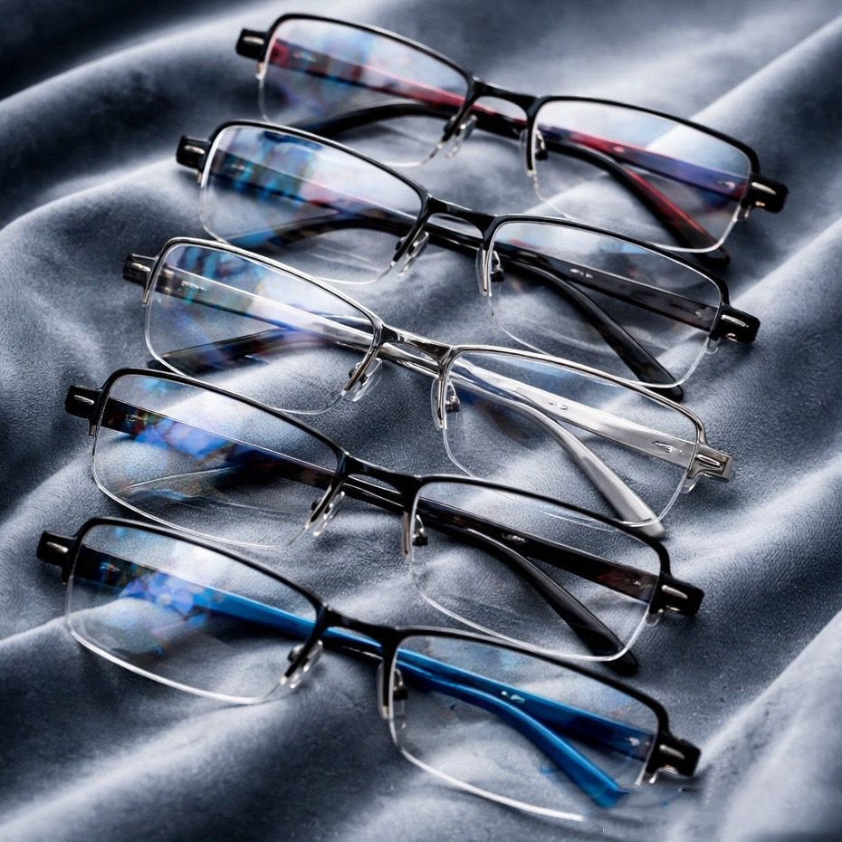 Óculos retangulares sem aro da moda com um estilo fofo, apresentando armações de metal com dobradiças e lentes de PC.