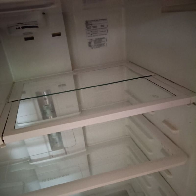 Prateleira de vidro no espaço de conveniência no refrigerador Electrolux df80.
