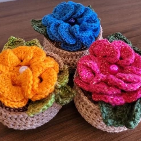 Vaso de Flor Solitária em Crochê – Delicadeza que floresce para sempre!
