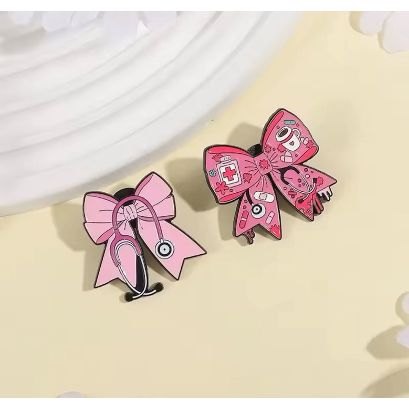 Pin/Broche/Boton Laço rosa com estetoscópio