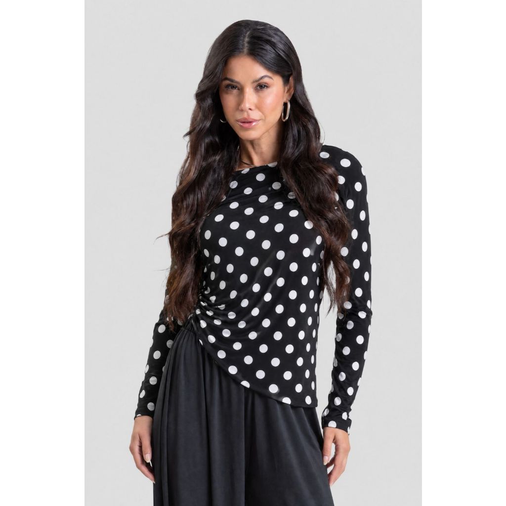Blusa Feminina Decote Assimétrico Poá Preto Modelagem Soltinha Elegante e Confortável Dia a Dia