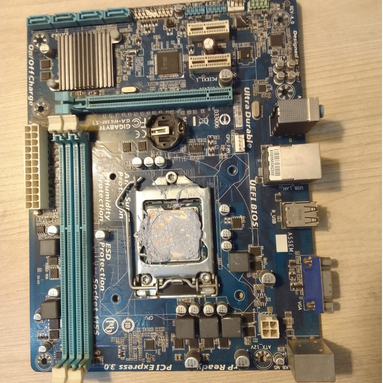 Placa Mãe Gygabite GAH61M-S1 + processador (No Estado) Para retirada de peças!