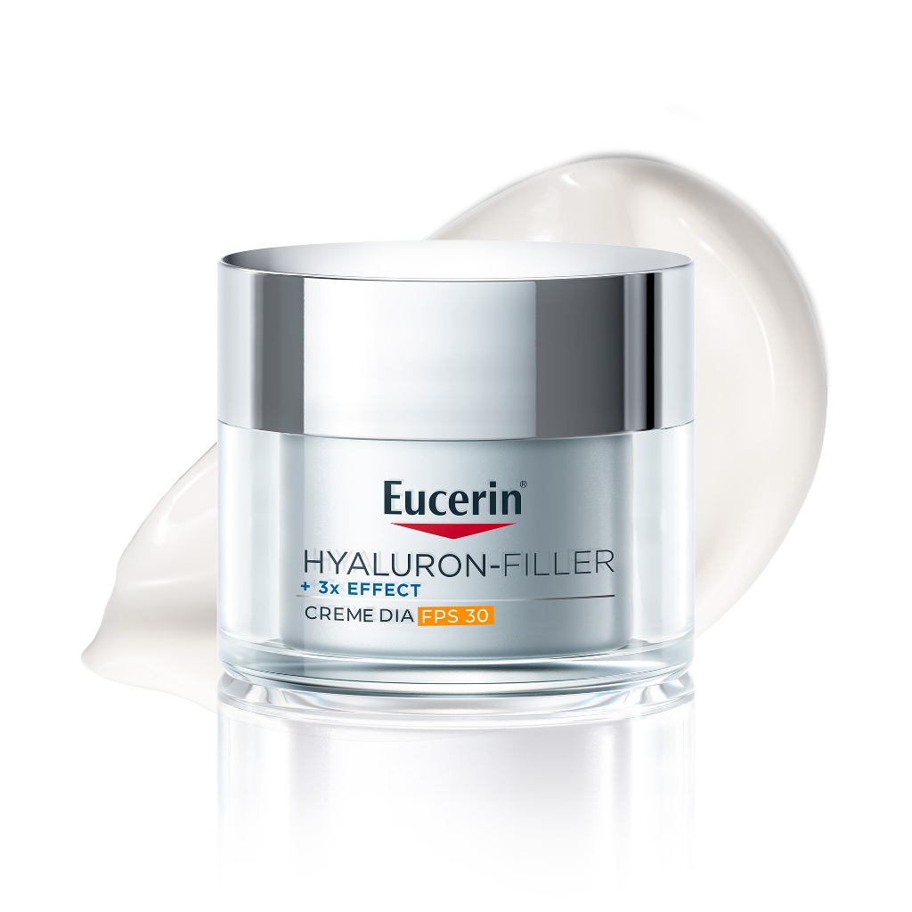 Pote de creme facial Eucerin Hyaluron-Filler + 3x Effect Dia FPS 30 de 50ml com textura de creme espalhada ao fundo