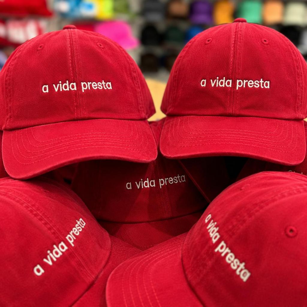 Boné Dad Hat “A Vida Presta” Bordado Ajustável Unissex (Consultar cores disponíveis)