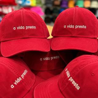 Boné Dad Hat “A Vida Presta” Bordado Ajustável Unissex (Consultar cores disponíveis)