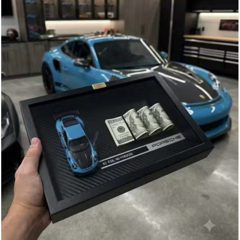 Quadro decorativo luxo, com miniatura porsche Gt2 Rs e dólar cenográfico.