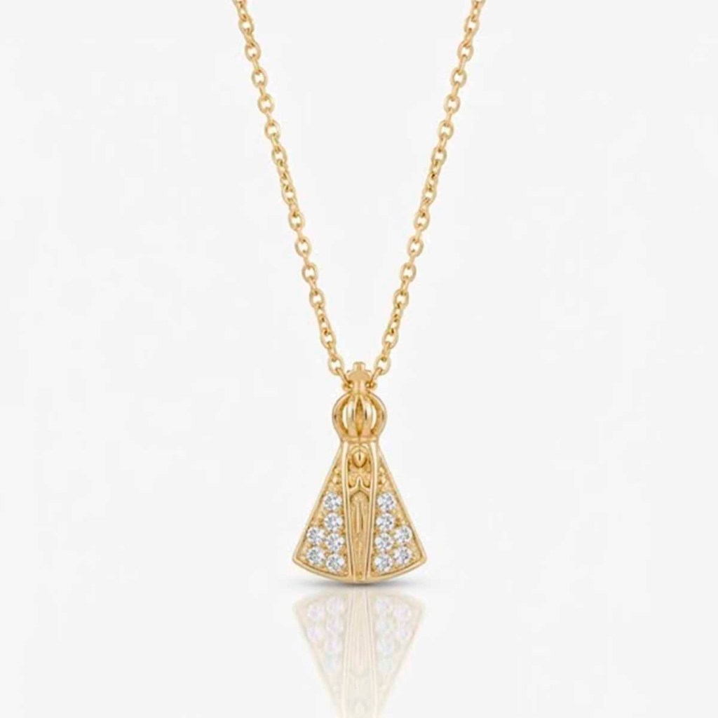 Semijoia Colar Dourado Nossa Senhora Aparecida com Manto Brilhante Pedras de Microzirconia Delicado e Religioso