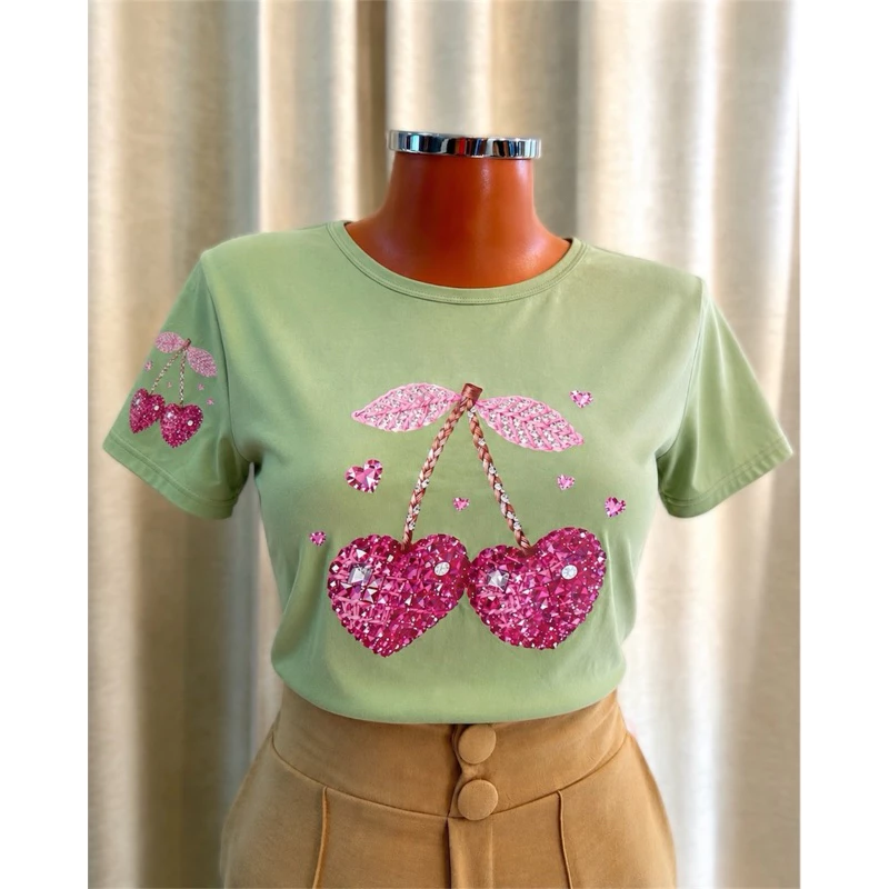 Camiseta Feminina de Gola Redonda e Manga Curta com Estampa de Folha de Cerejeira em Forma de Coração