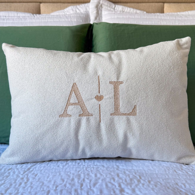Almofada Personalizada Bordada Com Enchimento Baguete 50x30 Inicial Casal  Veludo