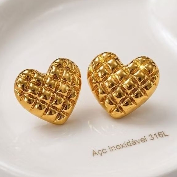 Brincos femininos em aço inoxidável 316L coração dourado matelasse - antialérgico resistente a água não escurece