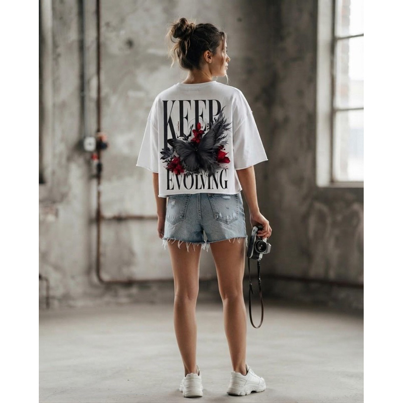 Camiseta Cropped Oversized Feminina Estampa "Keep Evolving" Borboleta e Flores Streetwear