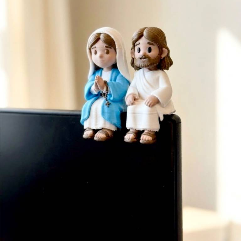 Mini Jesus Mini Maria Sentado Enfeite Monitor TV Prateleira Religioso Fé Decorativo 5cm Impressao 3D PLA