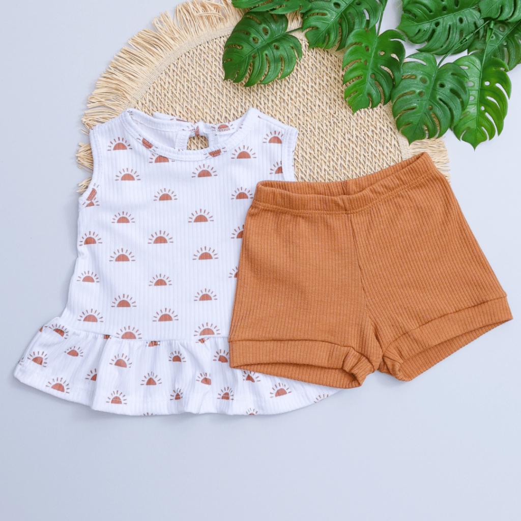 Conjunto Bebê Canelado Infantil Verão Regata Babado Estampa Sol e Shorts Marrom Cós Elástico Menina