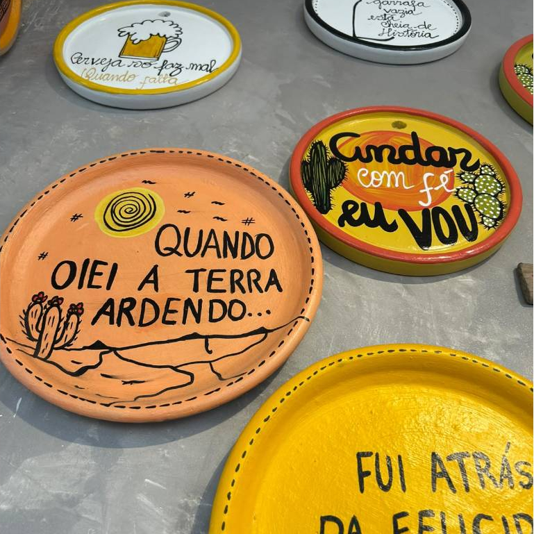 Prato decorativo para parede em cerâmica e pintado a mão
