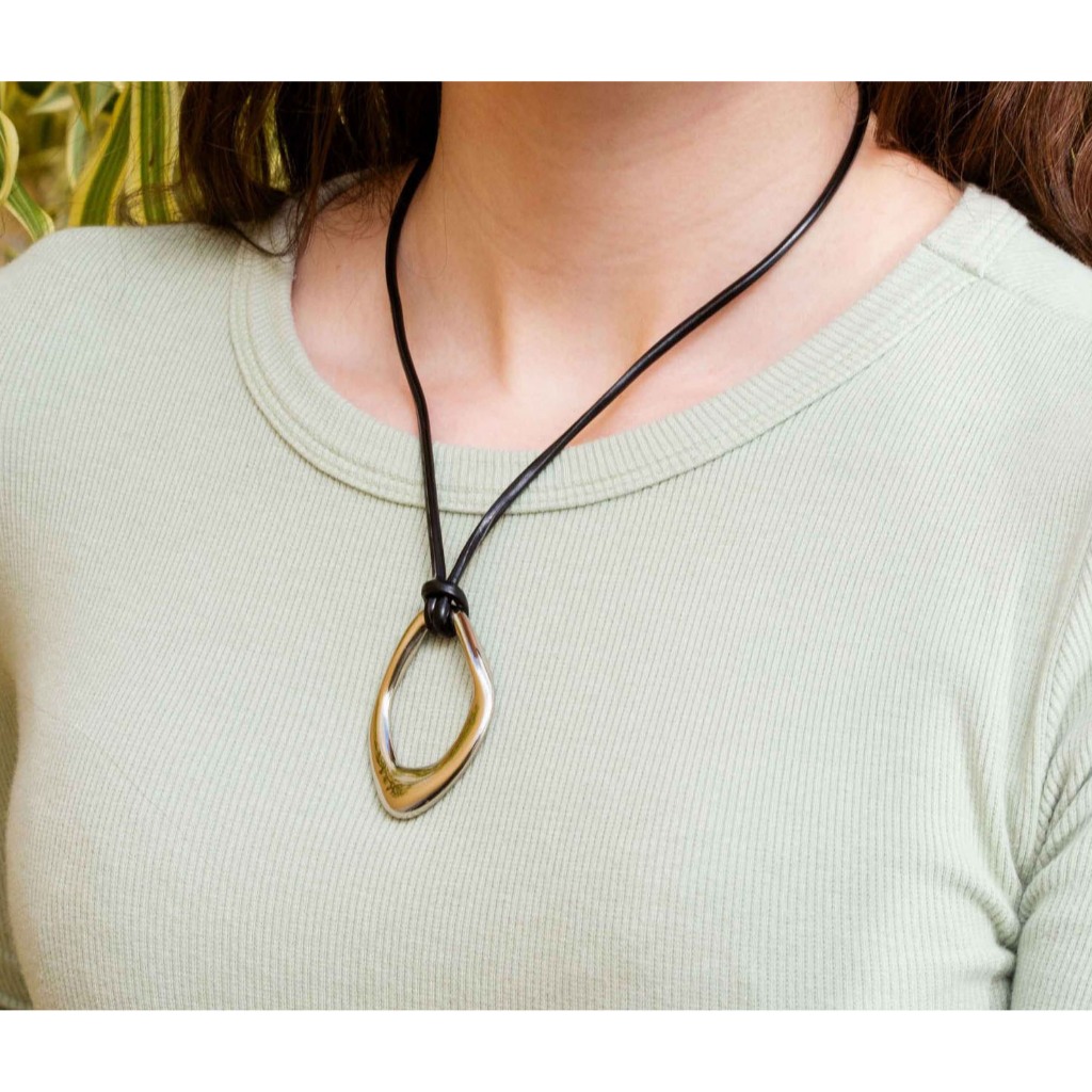 Colar Feminino Longo Couro Preto com Pingente Orgânico Prateado Elegante Moderno e Versátil para Look Casual e Social