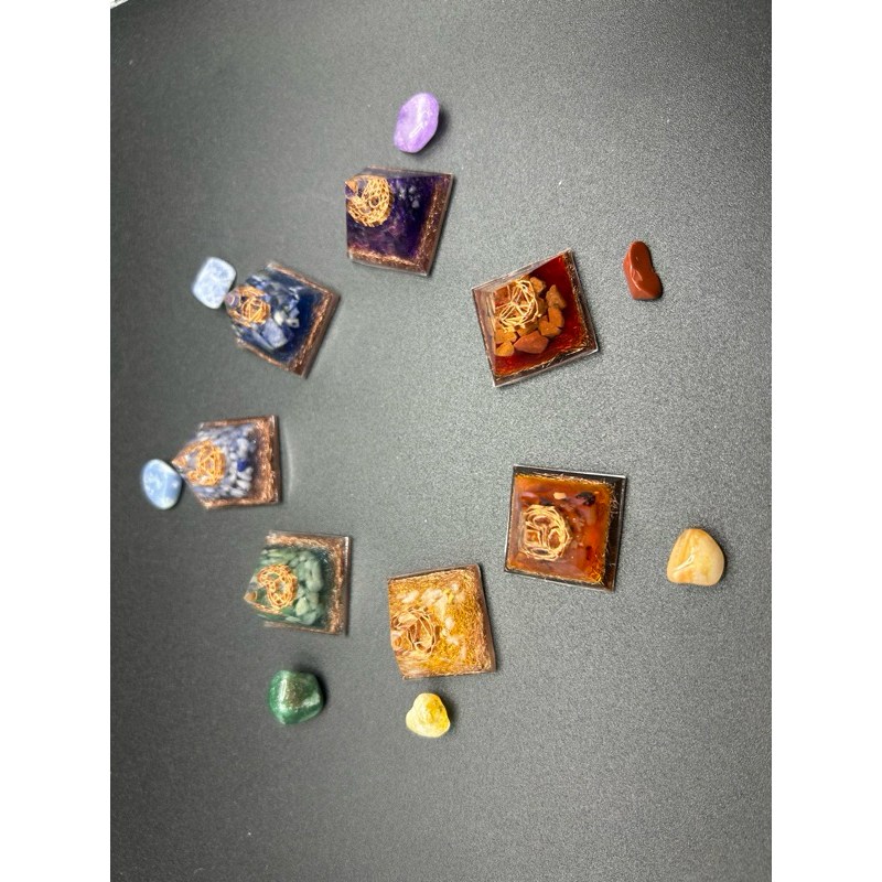 Kit 7 Mini Pirâmides Orgonites + 7 Cristais dos Chakras  com Linda Caixa em MDF (a pronta entrega) em Oferta na Shopee
