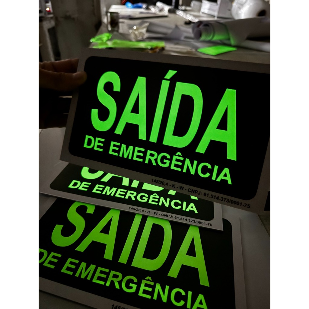 Placa Saída de Emergência Fotoluminescente Brilha no Escuro PVC 25x15cm - Sinalização de Segurança Incêndio Kits 1,2 e 4
