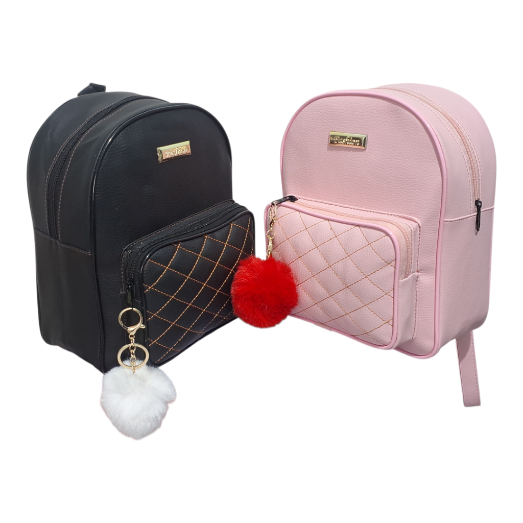 Mochila Feminina Pequena Mini Bag estilosa e casual para Passeio Dia a Dia mas chaveiro pompom