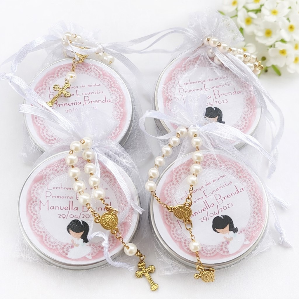 Kit com 10 Lembrancinha Velinha aromática na latinha Batizado Eucariostia + mini terço + saquinho de organza