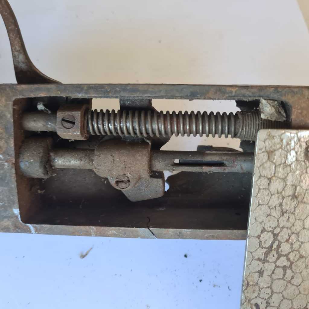 Barra da agulha com Frontal Barrador do Calcador  Maquina de costura antiga Ideal para colecionador Restaurar Vintage