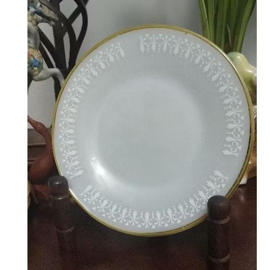 Prato de Sobremesa Vintage Termo Rey Opalinado Branco com Filete Dourado Decoração Gravatinha Clássico