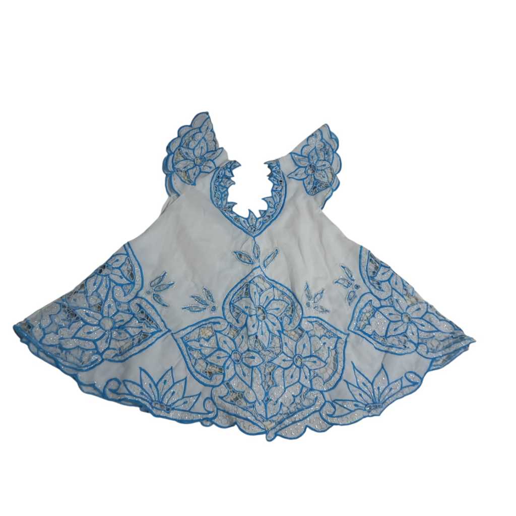 Bata rechilieu  tecido  branco  bordado azul e fio prata