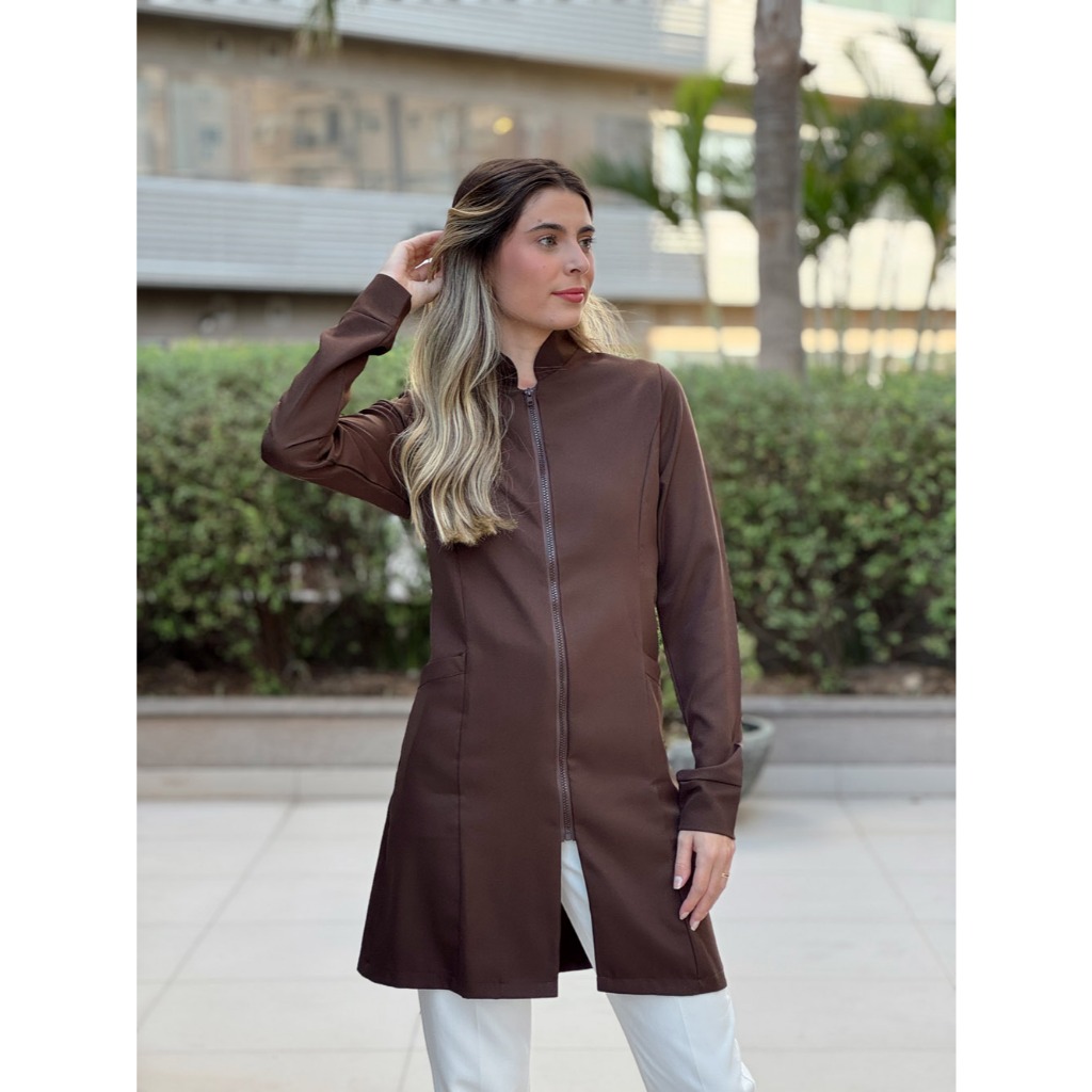 Jaleco Gola Padre Gabardine Com Zíper Vislon Feminino Marrom