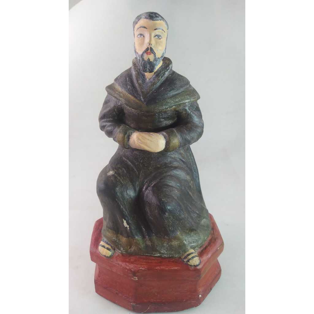 Escultura de santo esculpida em madeira com policromia, típica da Arte Sacra colonial