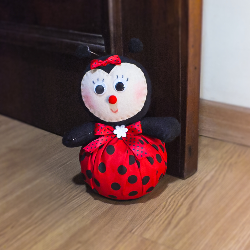 Peso de porta artesanal ,decoração, presente e utilidade,joaninha.