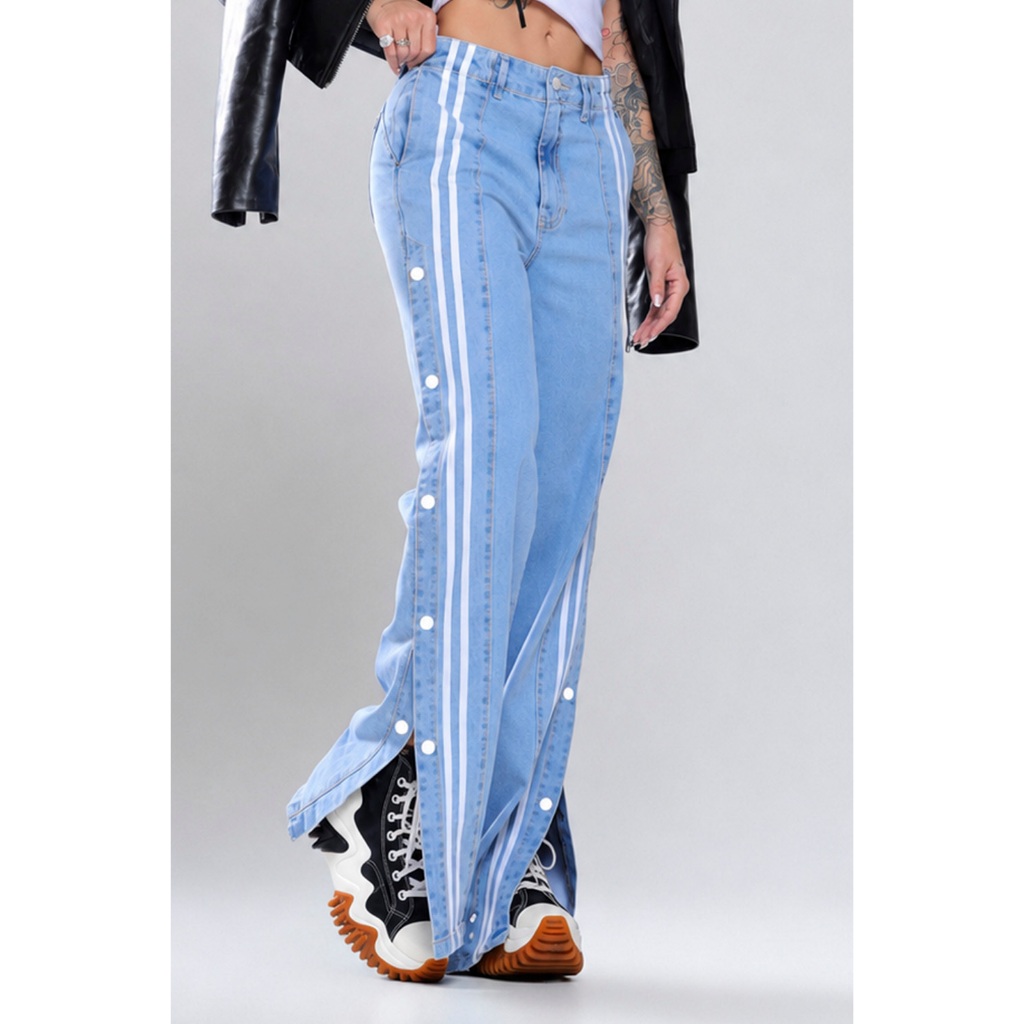 CALÇA JEANS WIDE COM LISTRAS E BOTÕES LATERAIS CINTURA ALTA CLARA