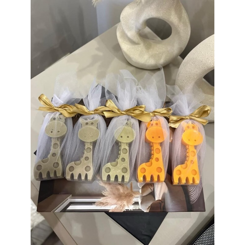 Lembrancinha Vela Aromática Girafa Safari no Tule Personalizada Chá de Bebê e Maternidade