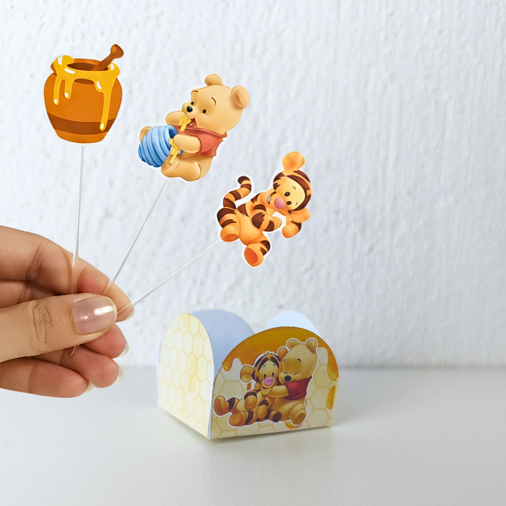 Forminhas personalizadas de doce e tags de docinhos tema Ursinho Pooh aniversário Lembrançinhas