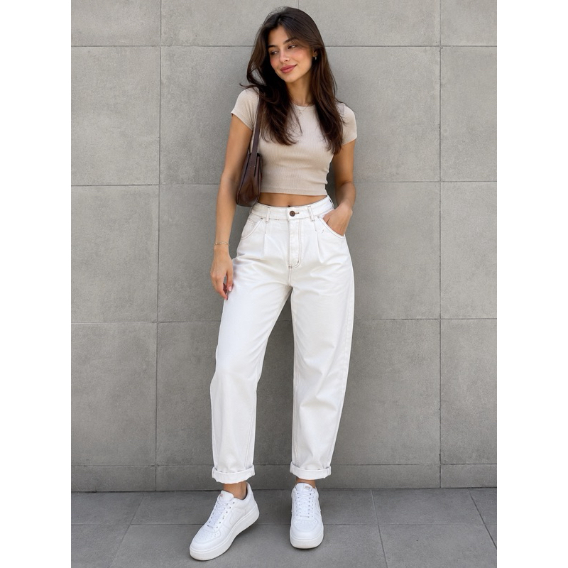 CALÇA JEANS MODELO MOM COR OFFWHITE