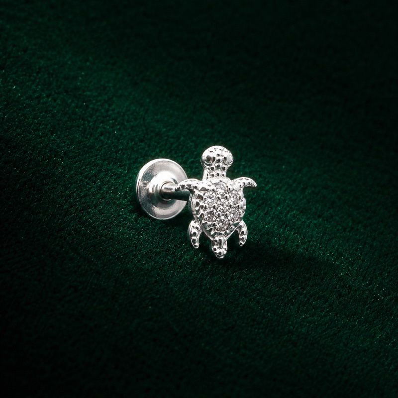 Piercing de Pino Tartaruga Cravejada em Prata 925 Delicado