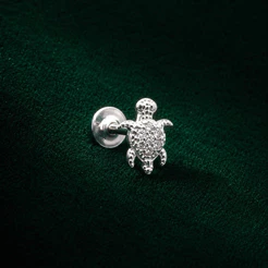 Piercing de Pino Tartaruga Cravejada em Prata 925 Delicado