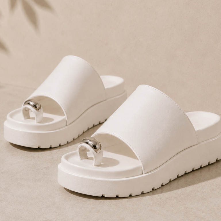 Sandália Papete Feminina Plataforma Flatform Tratorada de Dedo com Detalhe Metalizado Confortável - Envio Imediato