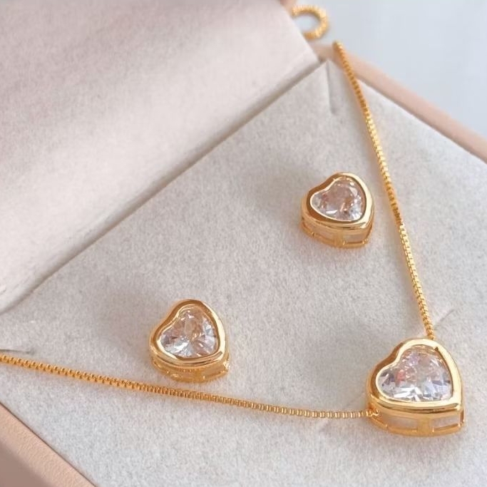 conjunto ponto de luz cristal coração banho no ouro 18k ou prata 925