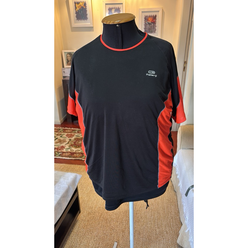 Camiseta Esportiva Masculina Kalenji Preta e Vermelha Tam G