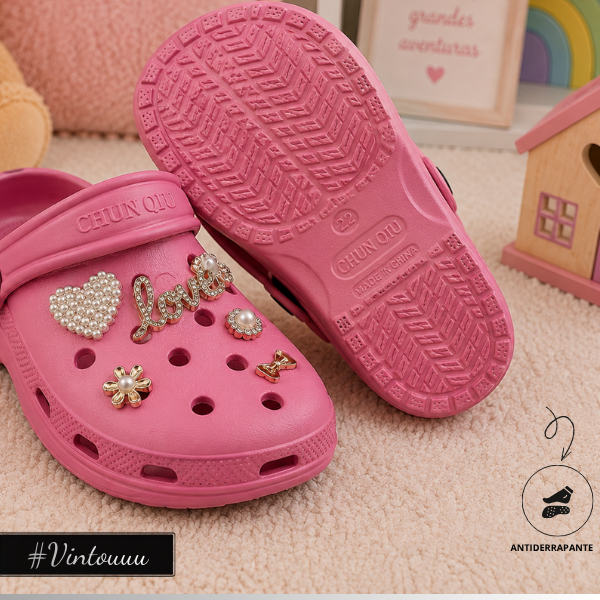 BABUCHE INFANTIL FEMININO NUDE COM CHARMS PINGENTES CLOG INFANTIL SANDÁLIA CHINELO CONFORTÁVEL E ESTILOSO