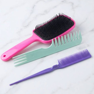 Kit Com 3 Itens Para Cabelos – Escova Raquete + Pente Jacaré + Pente 3 Fileiras (Cores Sortidas)