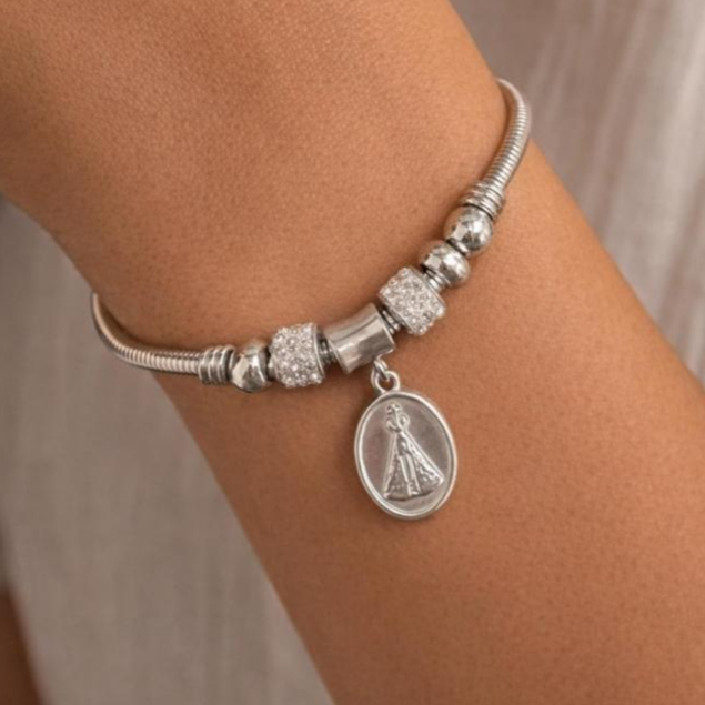 Pulseira de Berloques em Aço Inox Elegante com Pingente Religioso Nossa Senhora Aparecida e São Bento.