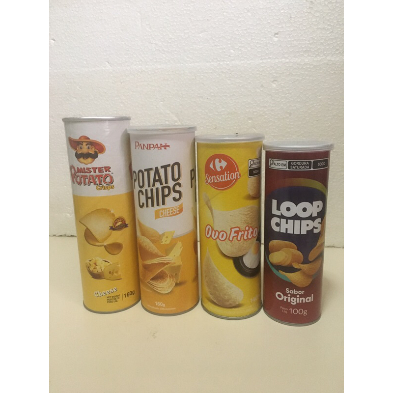 Quatro latas vazias de batata importada