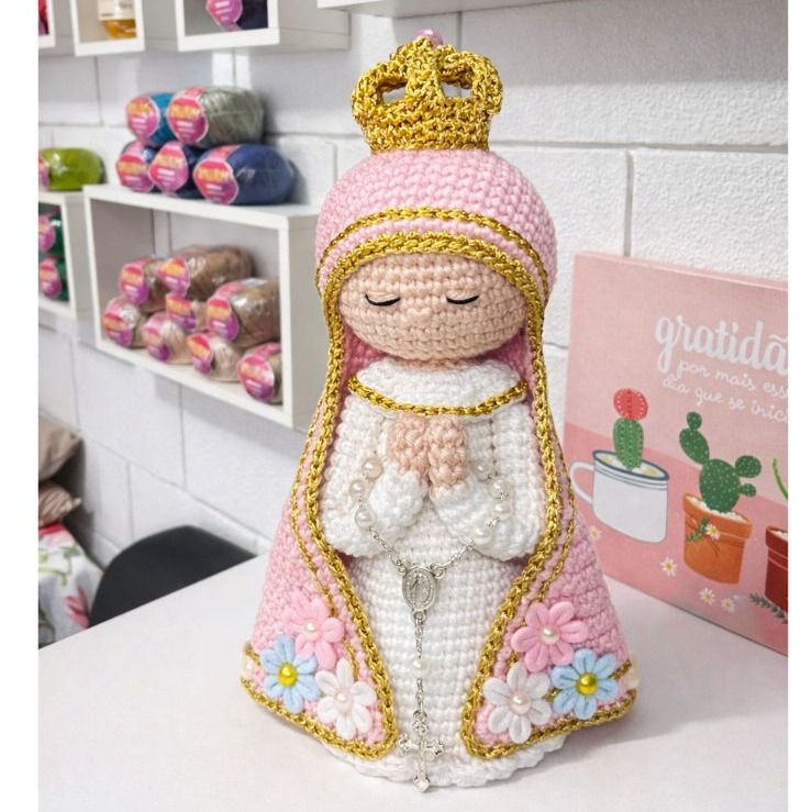 Nossa Senhora Aparecida em Amigurumi  Feita à mão com carinho, perfeita para presentear ou decorar com fé e delicadeza