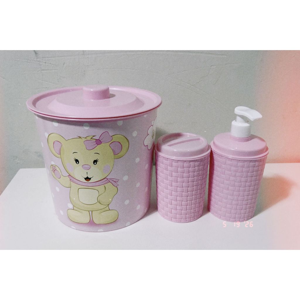 KIT MAMÃE E BEBÊ LIXEIRA PORTA COTONETE OU ALGODÃO PORTA SABONETE LIQUIDO URSINHA ROSA