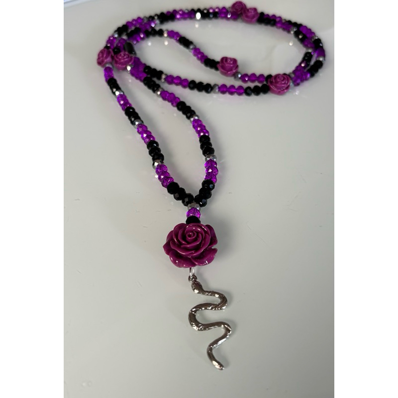 Guia fio de conta pombagira, maria mulambo, figueira, roxo, preto e prata com pingente de cobra