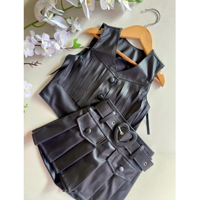 Conjunto feminino infantil Ana Castela country festa junina saia e colete couro courino fake moda blogueirinha