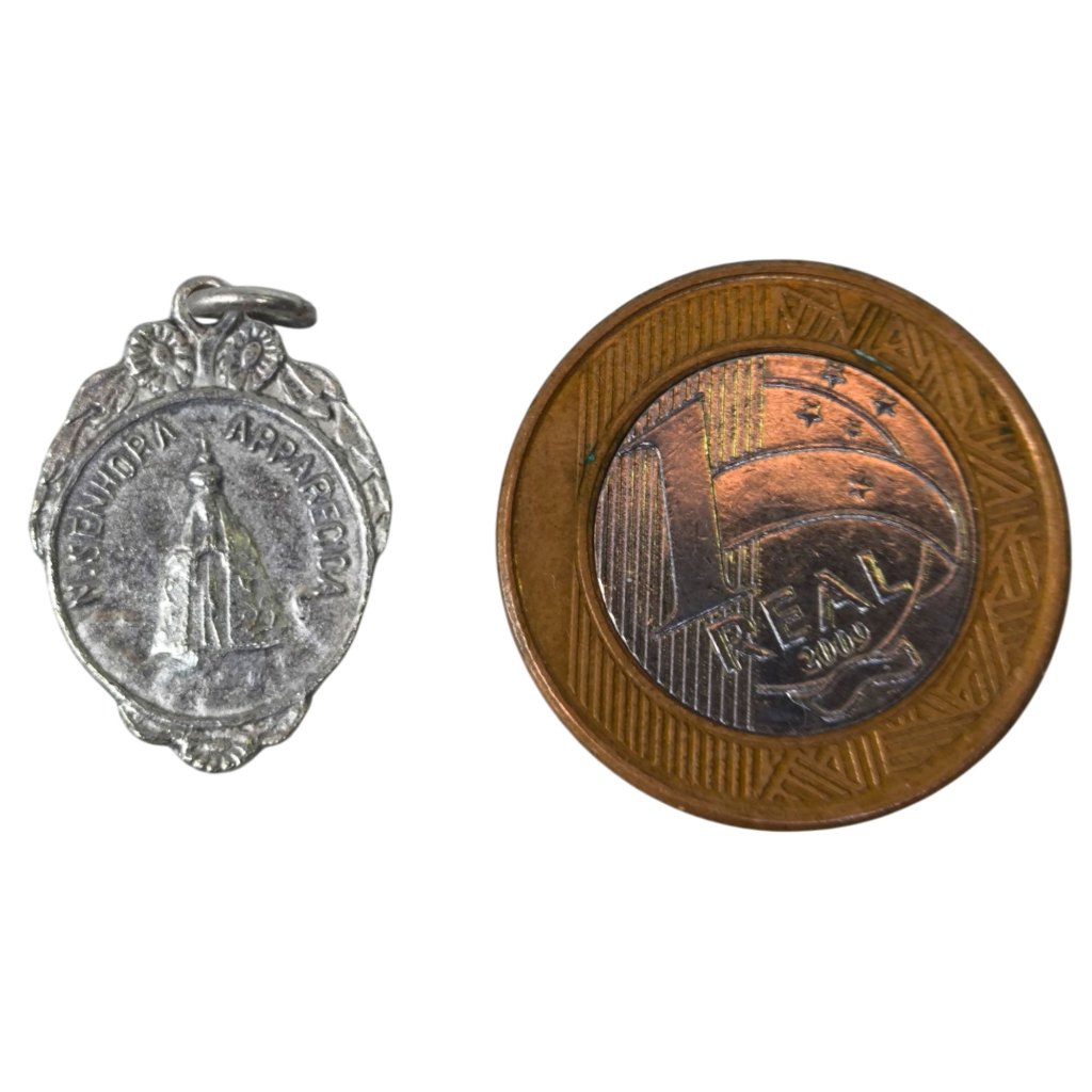 Antiga e pequena medalha de Nossa Senhora Aparecida e santuário