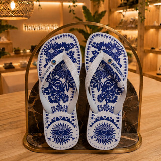 Chinelos Estampados Espirado na Farm, Leve e Confortavel